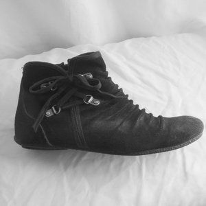 Cute ROCKET DOG Flat Comfy BLACK Suede ankle booties Sz 8.5